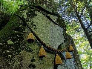 3回通ると願いが叶う！？  いにしえの伝説が残る巨岩で願掛け体験！「石割山ハイキング」 山頂からは富士山の絶景を満喫！