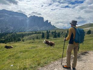 日本では非常識でも…「欧米の登山」超軽装「ウェアなし短パンのみ」＆ペット同伴の仰天レポ