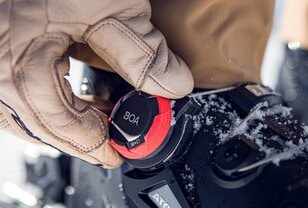 【精密フィットで“足の痛み”とサヨナラ？】 世界のトップスキーヤーが認めたBOAの「デュアルダイヤルシステム」10ブランドで展開