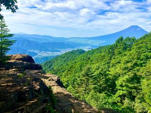 秋空の「富士山」どストライク絶景！ 「三ッ峠山」八ヶ岳＆甲府盆地＆山荘テラス「山頂まで1時間半」展望登山レポ