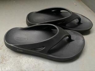 一度履いたら戻れない！  快適「リカバリーサンダル」トングタイプ3選「ウーフォス・テリック・ホカ」キャンプ＆アウトドアでも人気沸騰！