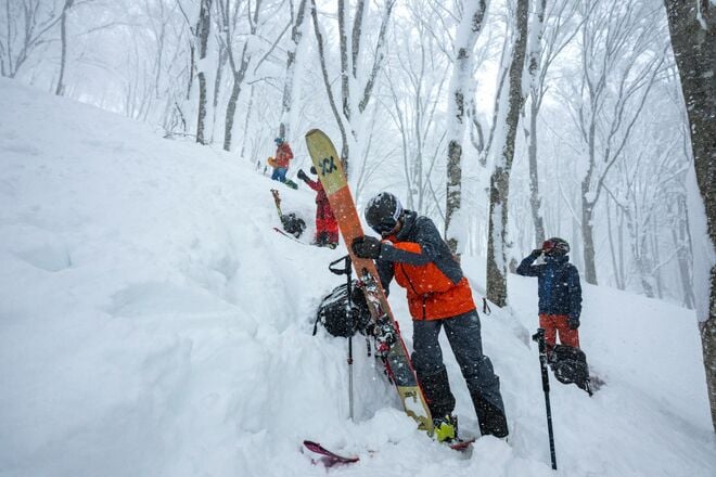 深雪たっぷり！ “いい湯だな～” ディープパウダーを存分に味わう「首まで浸かる雪風呂はいかが！？」 一瞬を切り取るバックカントリーフォトツアーに参戦してみた 【長野県】2026年の画像006