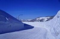 【雪道の運転】まず押さえるべき「アイスバーン」が発生しやすい「3つの場所」と、気を付けたい「融雪剤」による路面状況とは！？  条件＆シーン別で解説