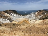 「火星の大地ってこんな感じ？」 日本百名山「安達太良山」 直径約1.2km・深さ約150ｍの “異星感” 漂う火口跡が非日常的すぎた！  現地レポ