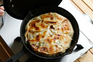 包む手間を省いた簡単&時短餃子＜ニトリのスキレット＞を使って蒸し焼き「包まないビッグ餃子」【季節の外ごはん vol.39】