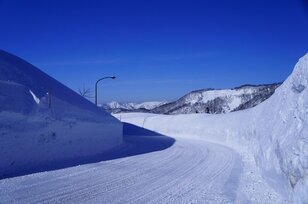 【雪道の運転】まず押さえるべき「アイスバーン」が発生しやすい「3つの場所」と、気を付けたい「融雪剤」による路面状況とは！？  条件＆シーン別で解説
