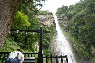 【世界遺産・熊野古道】初めての「熊野古道」歩きにおすすめ！  1000年前の石畳の巡礼路から熊野那智大社、那智の滝までを3時間で満喫する「大門坂ルート」