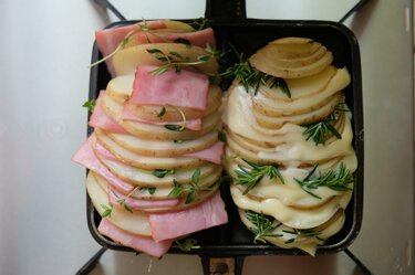 2ページ目 ホットサンドメーカーで作る大人も子供も大好き ハッセルバックポテト 季節の外ごはん Vol 11 キャンプ 季節の外ごはん Bravo Mountain