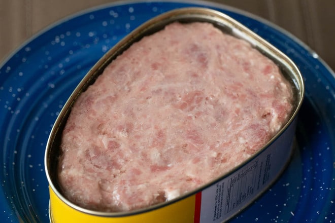 「肉、食うかい？」辞書級サイズの巨大ハム缶を丸ごと焼いてみた！【缶詰博士の缶たん”CAN”P料理 vol.90】の画像005