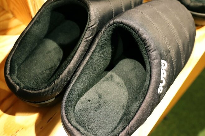 【ショップ店員に聞く！ イチ推しアウトドアギア】ふわふわで暖かさバツグン！「SUBU」冬用サンダル・定番＆難燃の2タイプ〈アルペントーキョー vol.22〉の画像003