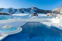 【一面雪なのにすごく暑い！】滑った後は “熱々のサウナ” でゲレンデを見ながらととのう「白馬乗鞍温泉スキー場」アクアオアシス体験レポート