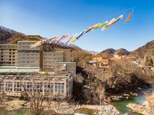 【北海道の温泉】ゴールデンウィーク・定山渓温泉渓流鯉のぼり開催中！ 「足湯と神社めぐり」札幌の奥座敷・定山渓（じょうざんけい）温泉を満喫！ 2022年