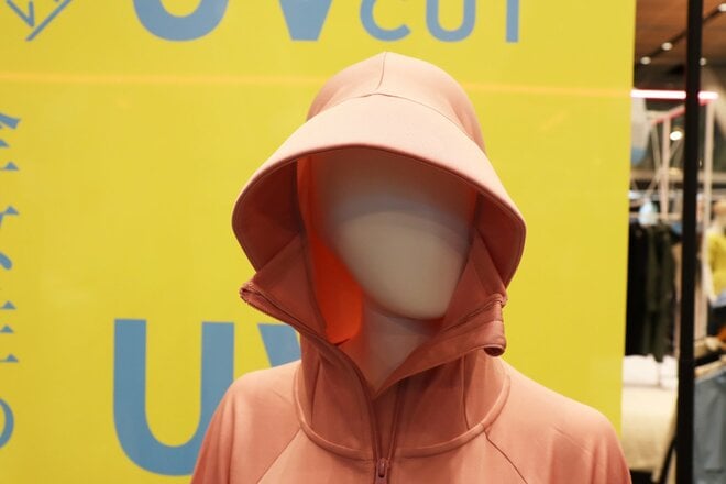 【ショップ店員に聞く！ 注目のアウトドアウェア】女性のための “UVカット” パーカーは “遮熱” 効果も加わり、肌をがっちりガードしてくれます！〈ワークマンvol.4〉の画像001