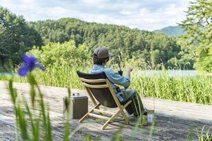 「アウトドアチェアひとつで世界が変わる！」最高の掛け心地が誘う「至福の贅沢時間」