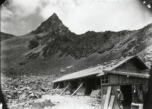 【特集 そこに山小屋を興して】北アルプス山小屋ヒストリー 第11回『殺生ヒュッテ』 受け継がれる「歴史」と「役割」 100年以上続く伝統の山小屋が槍ヶ岳山荘グループとして再始動！  2025年