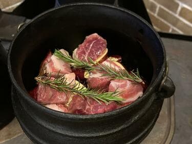 キャンプでもキッチンでも ダッチオーブンで作る 放っておいてもウマい 超絶レシピ キャンプ ニュース Bravo Mountain