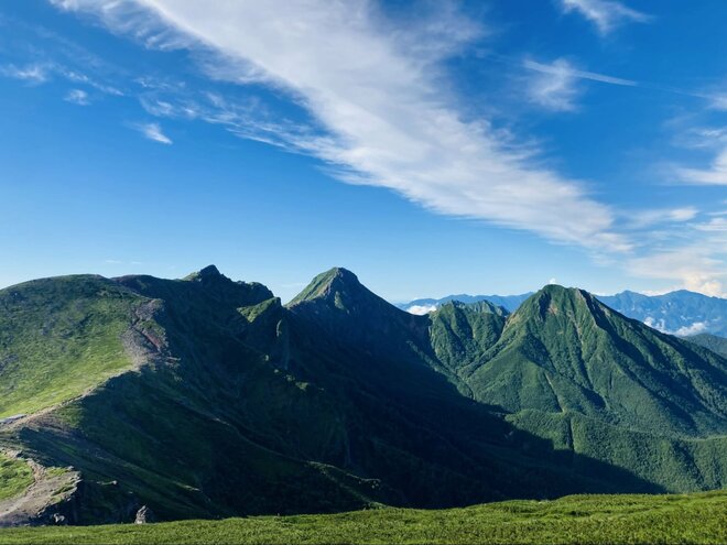 どっち方面にする？  全周パノラマ「硫黄岳」山頂の悩み！  南八ヶ岳、南アルプス、迫力の大岩壁、北アルプスの遠景… 贅沢すぎる展望！  夏晴れ「絶景登山レポ」の画像008