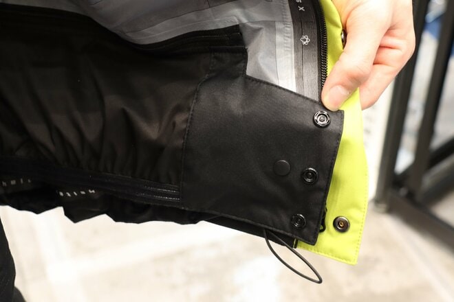 【ショップ店員に聞く！ 注目のアウトドアウェア】ついに大台！「透湿度100,000g/m2/24h」を誇る「XShelter プレミアム超透放湿ウルトラレインジャケット」〈ワークマンvol.2〉の画像008