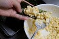 ライスペーパーが衣代わりに！  メスティンで作る「お手軽とうもろこし天ぷら」【季節の外ごはん vol.68】の画像005