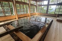 歩いてしか行けない山の中の秘湯！  栃木県・那須岳の【三斗小屋温泉 大黒屋】で「源泉かけ流しの湯」と、新鮮素材を使った「滋味あふれる食事」を堪能する
