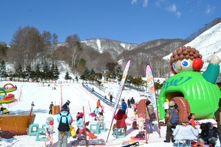 スノーエスカレーターを備えたキッズ専用ゲレンデの「ロックン広場」