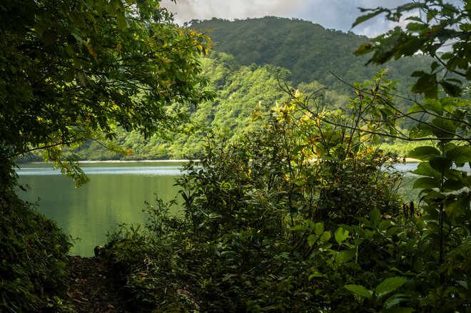 【秋山登山】長雨の合間に…… 絶景だらけの2日間！ 「山頂直下の避難小屋は、天空の撮影スタジオ」 朝日連峰・以東岳　山形県｜2026年の画像007