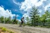 【自転車】夏が始まった！ 県境、峠をつなぐ標高2,000mの高原を走る「絶景グラベルロードが爽快すぎた」  長野県東御市・小諸市 2025年