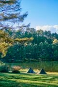 「年に数日だけの絶景！」湖面に映り込む紅葉が美しい「山奥の穴場キャンプ場」に行ってみました【絶景キャンプ場ガイド-言葉を失うほどの風景に会いに行こう- vol.25】の画像004