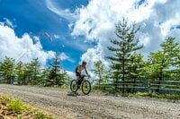 【自転車】夏が始まった！ 県境、峠をつなぐ標高2,000mの高原を走る「絶景グラベルロードが爽快すぎた」  長野県東御市・小諸市 2025年