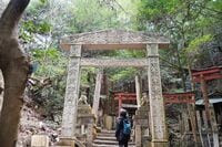 まるでジブリ『天空の城ラピュタ』の幻想風景！ 京都「穴場の山」に佇む「大岩神社」謎の石門と山頂からの絶景＆「伏見桃山城」2時間ハイキング