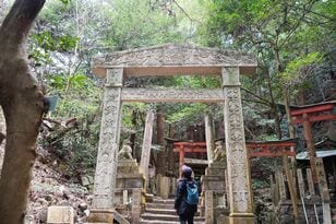 まるでジブリ『天空の城ラピュタ』の幻想風景！ 京都「穴場の山」に佇む「大岩神社」謎の石門と山頂からの絶景＆「伏見桃山城」2時間ハイキング