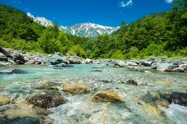 雨と呼応する渓流釣り！ 反転流を狙ってフライフィッシング！ 「岩陰