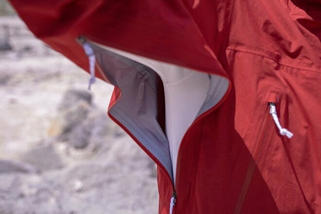 【イメージを覆す実力派】標高3,000m級や長期縦走にも使える「コロンビアのハイエンドなレインシェル」が “想像以上” と評判ですの画像003