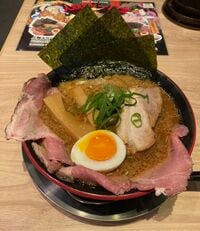 “珠玉のラーメン誕生”  胃弱気味の中年記者でも麺をかき込みスープを飲み干す！  独特のコクあるスープとツルモチ麺のマリアージュ！  伝説のコラボ「一風堂」×「人類みな麺類」＝「人類みな一風堂」！？