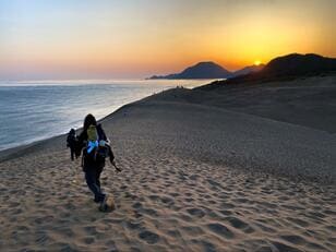 「鳥取砂丘の朝焼け」「澄み切った日本海」ほか絶景だらけ！ 全長230km「山陰海岸ジオパークトレイル」1泊2日の実踏レポート