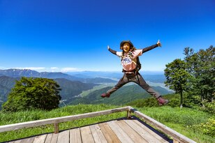 【夏の絶景】山頂から眺める南魚沼の自然とウラジロヨウラク！「花々を愛でる夏のゲレンデ」六日町八海山スキー場〈新潟県〉2022年