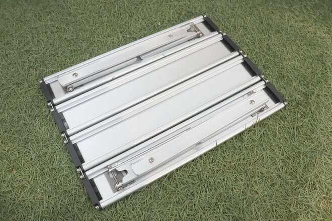 【ショップ店員に聞く！ はじめての“車中泊”グッズ】ド定番のキャンプミニテーブルが車内でも大活躍！  スペースに合うものを選んで〈石井スポーツ ヨドバシ新宿西口店 vol.12〉の画像004