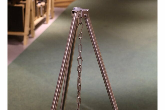 【ショップ店員に聞く！ イチ推しアウトドアギア】「いつもの焚き火」のアクセントに、手頃なトライポット＆ラック〈アルペントーキョー vol.15〉の画像001