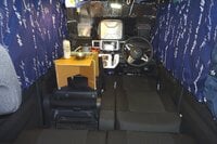 軽ワゴンで10年「車中泊」のワザ！ 「リビング＆ベッド」スペース確保で “快適部屋” を創出！  今が最善「レイアウト公開」