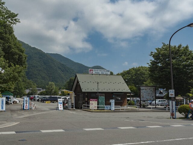 菅ノ台の大駐車場とバス乗り場