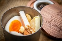 カップ一つで気軽に燻製が楽しめる！ お酒やおつまみがレベルアップする “リキスモーカー” でアウトドアのスキマ時間が最高に充実【デイトナ「LiQ SMOKER」】