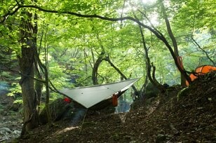 「1日の半分を過ごす」重要ポイント！  仲間と作る「キャンプ地」は「マイホーム」【無人地帯の遊び方vol.7】