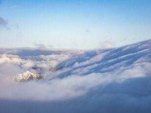 【スキーツーリングの世界】日本一長い日高山脈をスキーで滑り抜ける！ 「南日高」主稜線の長く過酷な一日  北海道・2022年