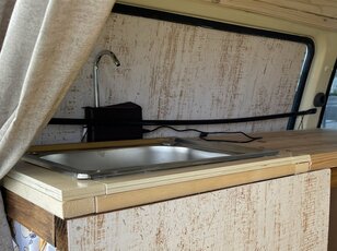 一歩先の車中泊に！「材料費1万円以下？」女性バンライファーが実装した「簡単だけど本格的」な水道DIYとは？