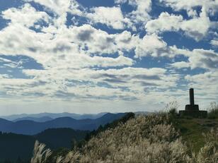 初心者OKの「おトクな低山」北播磨最高峰「千ヶ峰」とは！？ 山頂の絶景「360度パノラマ山並み」秋はススキと紅葉も！【登山レポ】