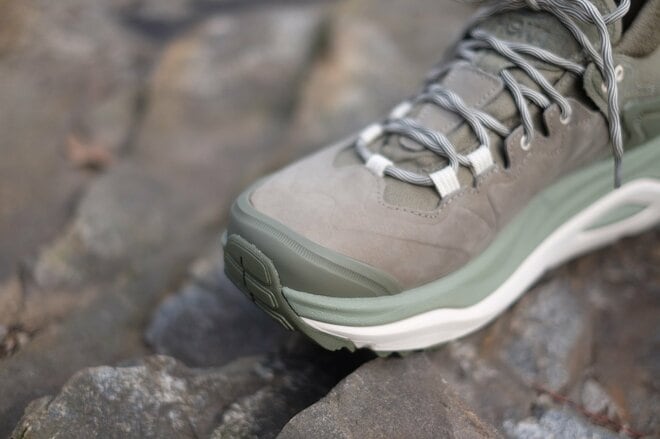 【分厚いソールが膝に優しい】HOKAの人気モデル「KAHA」がリニューアルの画像005