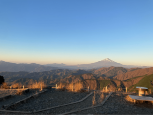 「絶景」なのに穴場！ 冬でも快適「室内」から「富士山」が見られる「丹沢・三ノ塔」日帰り登山レポ