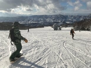 「雪上のスケートボード！  スノスケって知ってる？」 お手軽だけどめちゃくちゃ楽しい！  “スノースケート“の魅力と「役に立つ」基礎知識・2022年