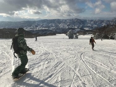 雪上のスケートボード！ スノスケって知ってる？」 お手軽だけどめちゃくちゃ楽しい！ “スノースケート“の魅力と「役に立つ」基礎知識・2022年｜アクティビティ｜コラム｜BRAVO  MOUNTAIN