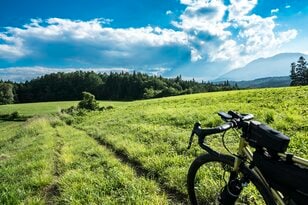 【自転車】気分はヨーロッパ！？  しなの鉄道の「サイクルトレイン」を利用して訪れる “野尻湖・北信濃里山グラベルライド” 「天国と地獄が入り乱れるトレイルの先に、想像以上の絶景が！」 新潟県・長野県｜2026年